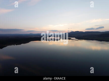 Lac de Menteith, Loch Lomond et les Trossachs National Park, Stirlingshire, Scotland, UK. 8 avril, 2015. Météo britannique. Coucher du soleil sur le lac de Menteith, Loch Lomond et les Trossachs National Park Stirlingshire Crédit : ALAN OLIVER/Alamy Live News Banque D'Images