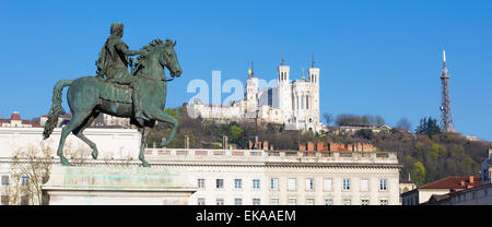 Vue panoramique de la Basilique et statue sur un arrière-plan, Lyon, France. Banque D'Images