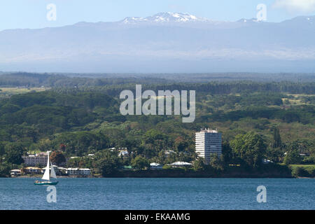 Vue sur la côte et volcan Mauna Kea sur Hilo, Hawaii, USA. Banque D'Images