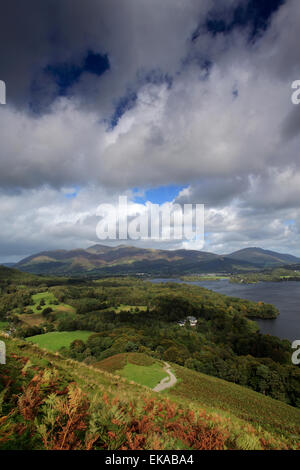 Vue donnant sur la montagne Skiddaw orageux et de Derwentwater Keswick, Cat Bells tomba Ville, Parc National de Lake District Cumbria Banque D'Images