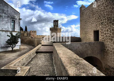 Remparts, des sentiers et des tours de Badajoz mur musulmane. Chemin de ronde et à l'intérieur des bâtiments. HDR Banque D'Images