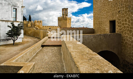 Remparts, des sentiers et des tours de Badajoz mur musulmane. Chemin de ronde et à l'intérieur des bâtiments Banque D'Images