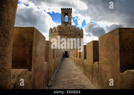 Remparts, des sentiers et des tours de Badajoz mur musulmane. Chemin de ronde et à l'intérieur des bâtiments Banque D'Images