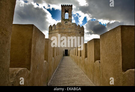 Remparts, des sentiers et des tours de Badajoz mur musulmane. Chemin de ronde et à l'intérieur des bâtiments Banque D'Images