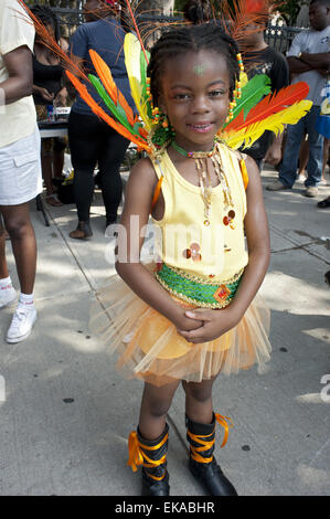 Jeune fille en costume de la Guyane se prépare à mars dans l'Ouest 2012 Indian/Caraïbes Kiddies parade de Crown Heights à Brooklyn, New York. Banque D'Images