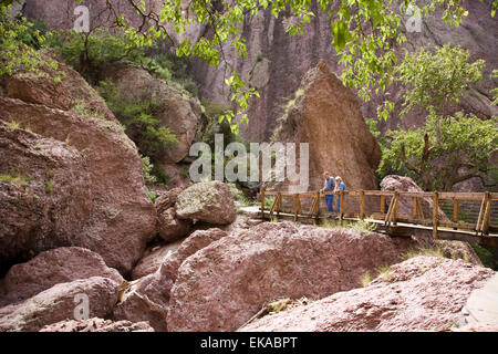 Entrée au canyon d'eau vive et le podium, Gila National Forest, près de Glenwood, NM, États-Unis Banque D'Images