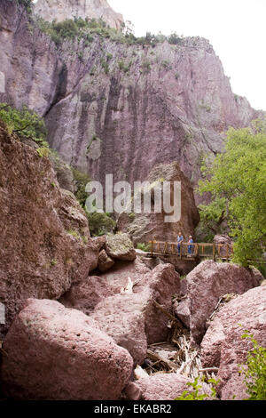 Entrée au canyon d'eau vive et le podium, Gila National Forest, près de Glenwood, NM, États-Unis Banque D'Images