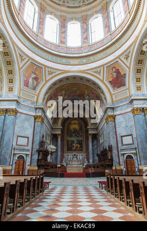 Intérieur de la basilique d'Esztergom en Hongrie Banque D'Images