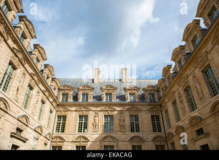 Grands bâtiments à la Place des Vosges, quartier du Marais à Paris Banque D'Images