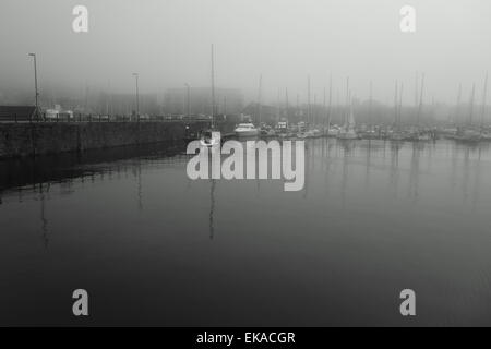 Historique Le port de Whitehaven et marina sur un jour brumeux en noir et blanc Banque D'Images