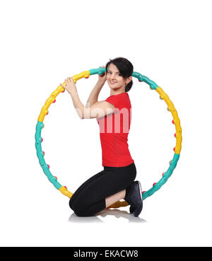 Femme assise avec hula hoop sur fond blanc Banque D'Images