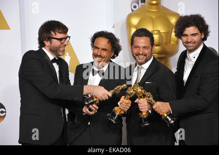 LOS ANGELES, CA - le 22 février 2015 : Alejandro Gonzalez Inarritu & Nicolas Giacobone & Alexander Dinelaris Jr. et Armando Bo à la 87e Academy Awards annuels au Kodak Theater, Hollywood. Banque D'Images