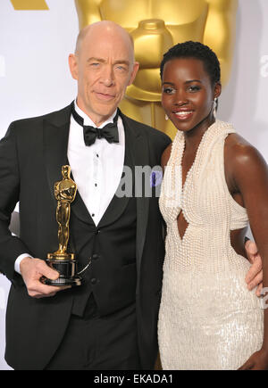 LOS ANGELES, CA - le 22 février 2015 : Lupita Nyongo & J.K. Simmons à la 87e Academy Awards annuels au Kodak Theater, Hollywood. Banque D'Images