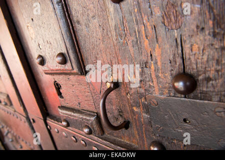 Close up d'une vieille porte de bois dans le Marais Paris, France Europe UE Banque D'Images