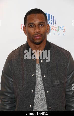 Victor Cruz assiste au jardin 2015 de rire sur la prestation au Club Bar and Grill au Madison Square Garden le 28 mars 2015. Banque D'Images
