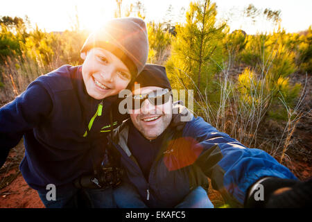 Père et fils en tenant un selfies Banque D'Images