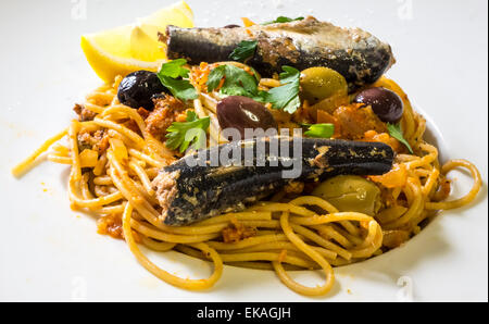 Spaghetti aux sardines et olives, un plat de pâtes Sicilienne classique Banque D'Images