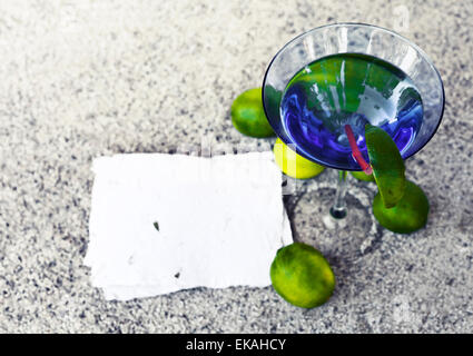 Fond de plage avec du sable de plage, rythme copie thème d'été, verre à cocktail avec parasol et une paille sur la texture du sable Banque D'Images