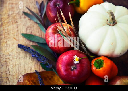 Concept d'automne arrière-plan avec fruits et légumes de saison, pommes, potiron,les poivrons et les feuilles d'automne jaune with copy space Banque D'Images