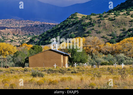 Une vieille église à la base de Black Mesa sur San Ildefonso Pueblo donne un air mystérieux et romantique à la couleur à l'automne. Banque D'Images