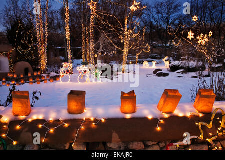 Sac papier faralitos et lumières dans les arbres entourent un affichage sur Canyon Road, pendant la veille de Noël. Banque D'Images