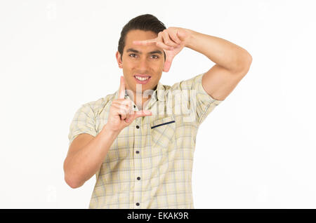Young handsome man posing faire un cadre avec les mains Banque D'Images
