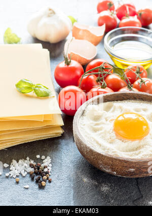 Ingrédients pour préparer un plat italien lasagne,selective focus Banque D'Images