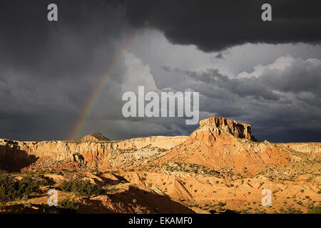 Les falaises de grès rouge de Mesa Cuisine à Ghost Ranch peut devenir dramatique sur un jour d'été orageux au coucher du soleil. Banque D'Images