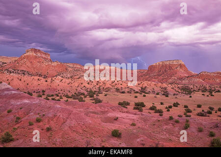 Les falaises de grès rouge de Mesa Cuisine à Ghost Ranch devenir encore plus dramatique au cours d'un moment de tempête au coucher du soleil. Banque D'Images