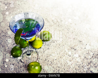 Fond de plage avec du sable de plage, rythme copie thème d'été, verre à cocktail avec parasol et une paille sur la texture du sable Banque D'Images