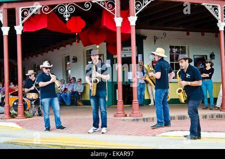 Le Sommet de Sax jazz band, jouer en face de la Peel Inn Nundle pendant le Festival chinois d'Or Banque D'Images