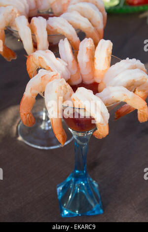 Cocktail de crevettes avec sauce cocktail servi dans un verre a pied Banque D'Images