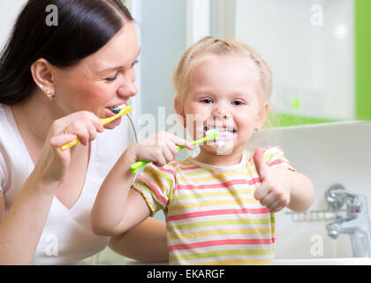 L'enseignement de mère enfant le brossage des dents Banque D'Images