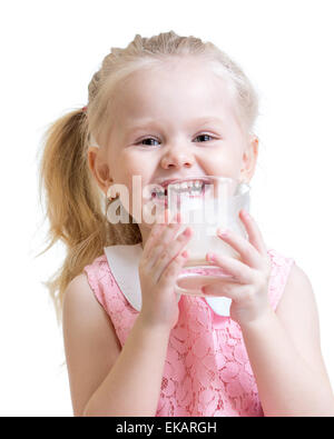 Portrait de l'adorable petite fille de boire dans un verre de lait. Banque D'Images