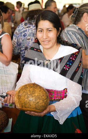 Bertha Medina Aquino est venu du Pérou pour afficher ses calebasses sculptées à la 2009 Santa Fe International Folk Art Market qui a lieu chaque Banque D'Images