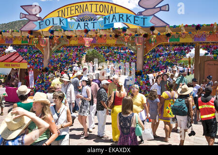L'entrée principale de la Santa Fe International Folk Art Market qui a lieu chaque mois de juillet est un endroit animé et coloré. Banque D'Images