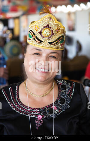 Makhfuza Salimova apporté sa broderie de l'Ouzbékistan pour afficher et vendre au Santa Fe International Folk Art Market qui a lieu Banque D'Images