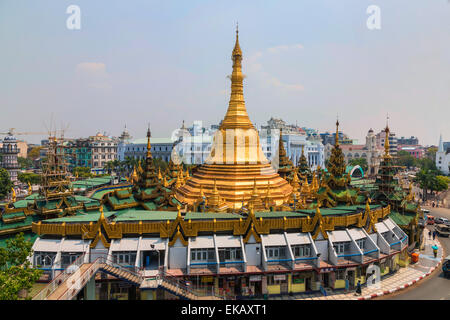La pagode Sule, Yangon, Myanmar. Myanmar (Birmanie) est la plus religieuse pays Bouddhiste en termes de la proportion de moines dans le Banque D'Images