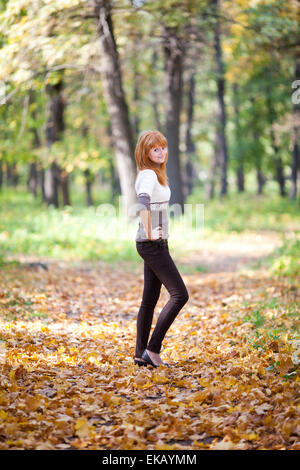 Adolescent femme jeune rousse dans la forêt Banque D'Images