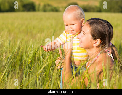 Bébé et maman de champ de blé Banque D'Images