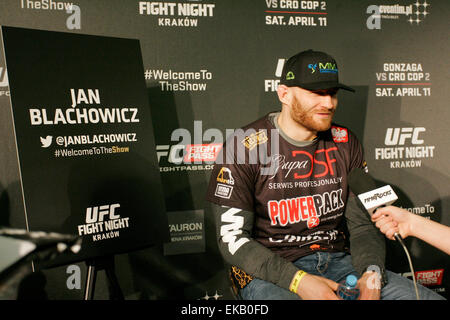 Cracovie, Pologne. Le 08 Avr, 2015. Jan Blachowicz répondre aux questions pendant une entrevue à une journée des médias à venir de l'UFC Fight Night : 1568 VS. CRO COP 2 à TAURON Arena lors de l'UFC Fight Night : 1568 VS. CRO COP 2 à TAURON Arena Crédit : Dan Cooke/Alamy Live News Banque D'Images