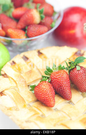 Tarte aux pommes, pommes et fraises isolated on white Banque D'Images