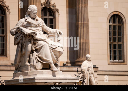 Statue d'Alexandre von Humboldt à l'extérieur de l'Université Humboldt de Berlin, Germany, Europe Banque D'Images