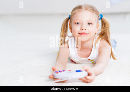 Fille jouant sur une console de jeu Banque D'Images