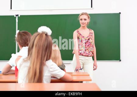 Enseignant et élèves en classe Banque D'Images