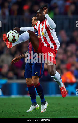 Dani Alves (FC Barcelone) pour les duels la balle contre Thievy (UD Almeria), au cours de la Liga match de foot entre FC Barcelone et UD Almeria, au Camp Nou à Barcelone, Espagne, le mercredi 8 avril 2015. Foto : S.Lau Banque D'Images