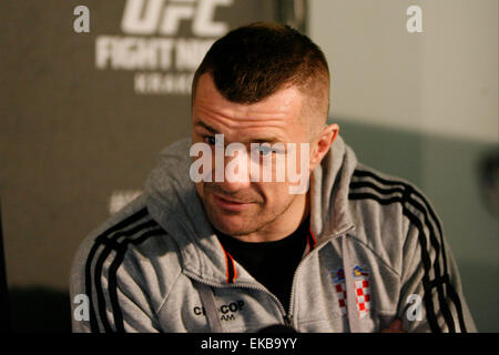 Cracovie, Pologne. Le 08 Avr, 2015. Mirko Cro Cop répond à des questions pendant une entrevue à une journée des médias à venir de l'UFC Fight Night : 1568 VS. CRO COP 2 à TAURON Arena lors de l'UFC Fight Night : 1568 VS. CRO COP 2 à TAURON Arena Crédit : Dan Cooke/Alamy Live News Banque D'Images