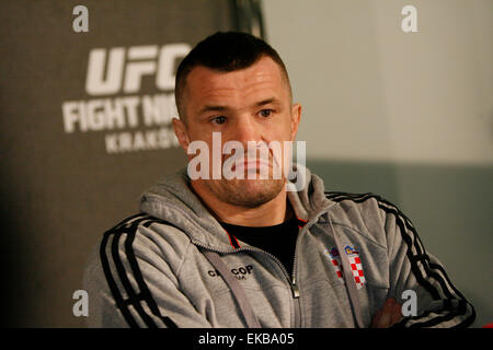 Cracovie, Pologne. Le 08 Avr, 2015. Mirko Cro Cop répond à des questions pendant une entrevue à une journée des médias à venir de l'UFC Fight Night : 1568 VS. CRO COP 2 à TAURON Arena lors de l'UFC Fight Night : 1568 VS. CRO COP 2 à TAURON Arena Crédit : Dan Cooke/Alamy Live News Banque D'Images