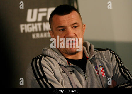 Cracovie, Pologne. Le 08 Avr, 2015. Mirko Cro Cop répond à des questions pendant une entrevue à une journée des médias à venir de l'UFC Fight Night : 1568 VS. CRO COP 2 à TAURON Arena lors de l'UFC Fight Night : 1568 VS. CRO COP 2 à TAURON Arena Crédit : Dan Cooke/Alamy Live News Banque D'Images