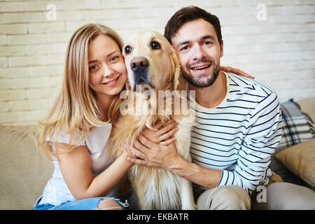 Happy young couple et leurs dépenses pour animaux de week-end à la maison Banque D'Images